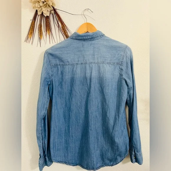 Hollister Cotton Blend Long Sleeve Button Down Denim Top Size Medium - Picture 2 of 6